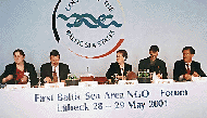 Podium des NGO-Forums in L�beck (12kB)