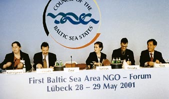 Podium in L�beck mit Regina Kalthegener, Hans J�rgen Heimsoeth, Heide Simonis, Piotr Gruszka + Bernd Saxe (24kB)